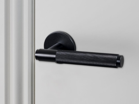 Черные дверные ручки на розетке