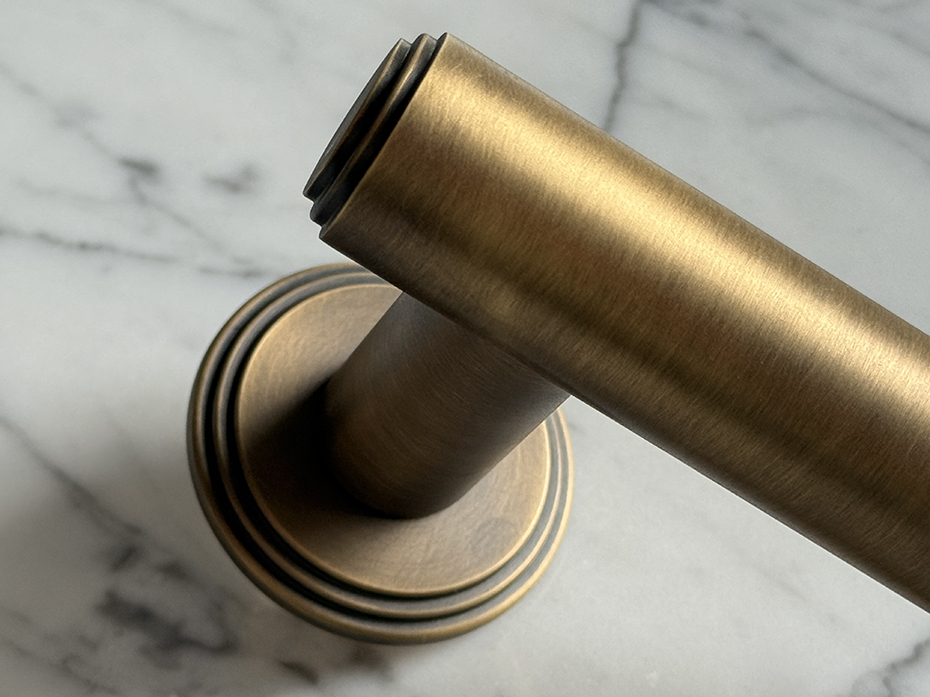 Дверная ручка на розетке Oliver Knights Ginglain античная латунь