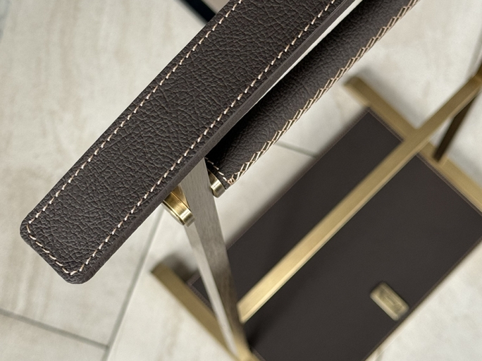 Напольная вешалка для одежды FURNITEK FG-094 из латуни и натуральной кожи античная латунь