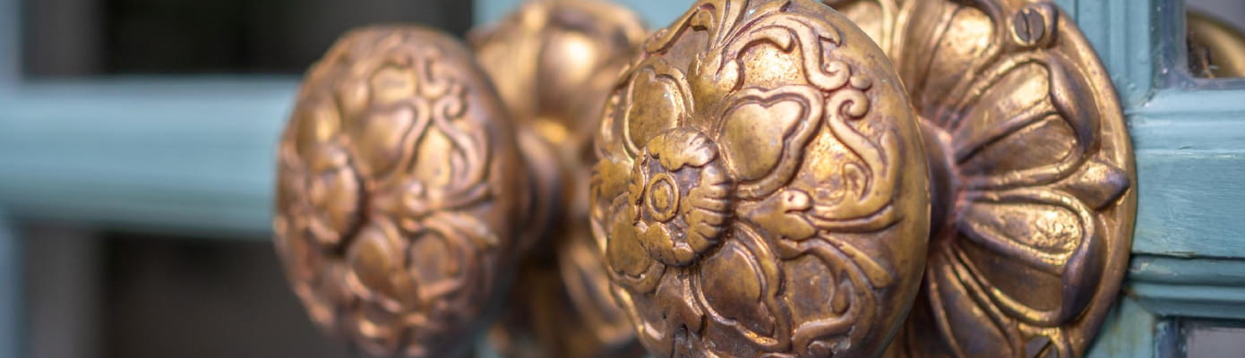 Коричневая патина на латуни