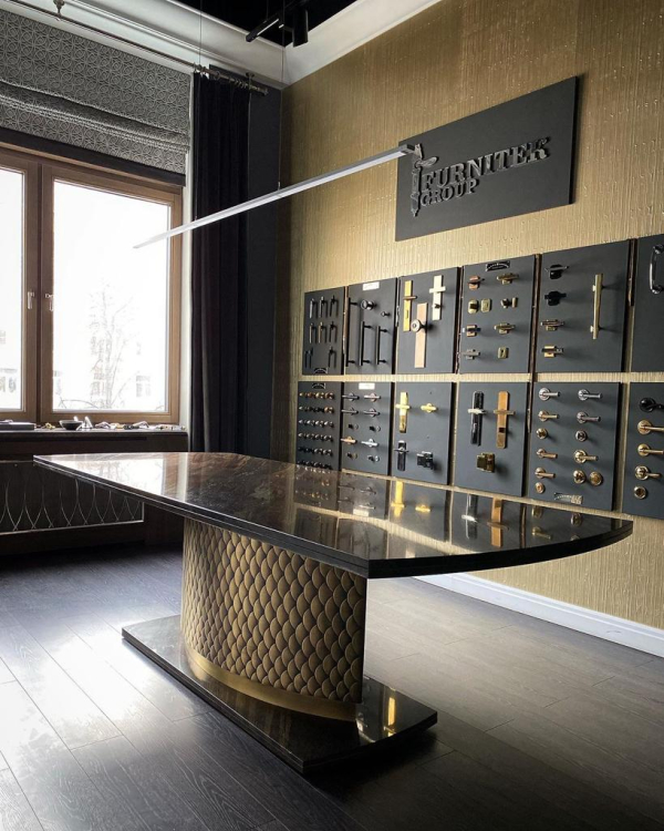 Обеденный стол лодка Ar-deco из латуни и мрамора