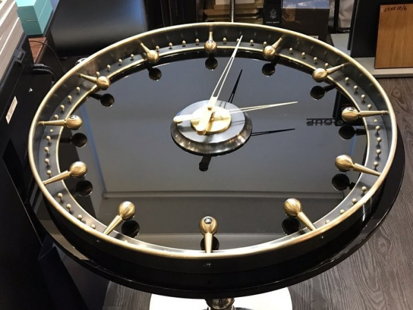 Часы в интерьер на заказ из латуни и стекла