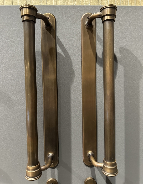 Дверные ручки-скобы на заказ из латуни