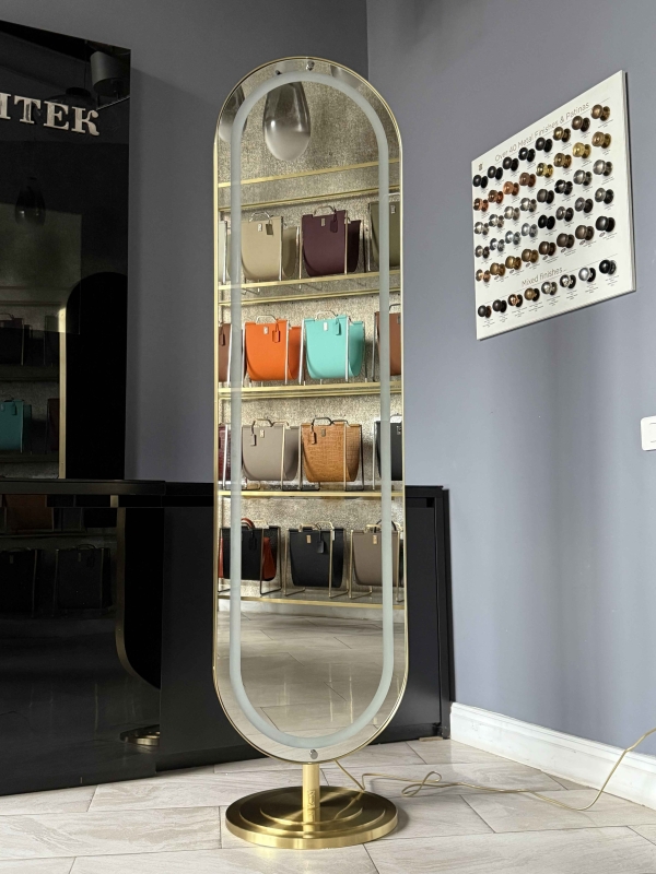 Зеркало в латунной раме с подсветкой